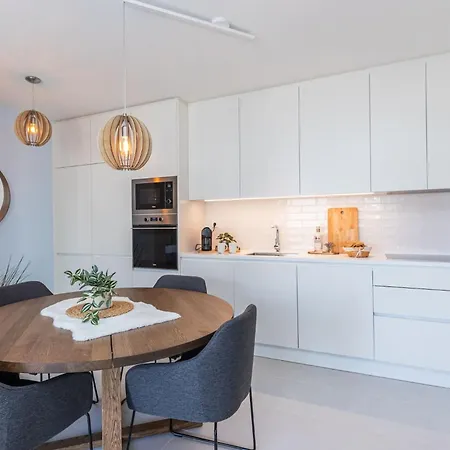 Mar-brand New! With Pool, 50m Apartment