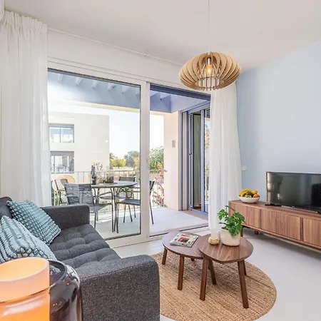 Mar-brand New! With Pool, 50m Apartment *